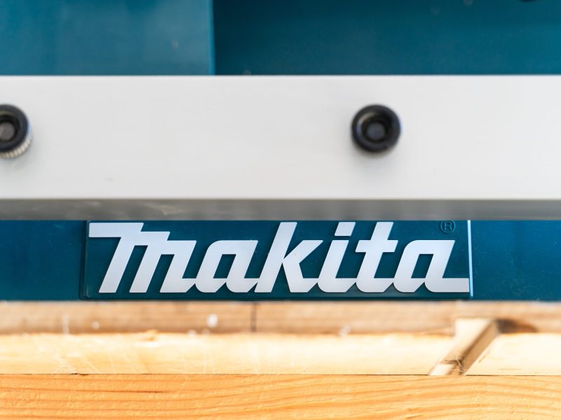 Makita-Zeichen auf blauem Hintergrund.