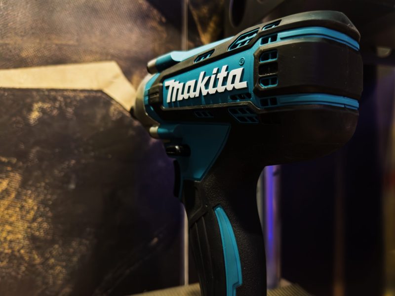 Makita-Akkubohrer in Schwarz und Blau.