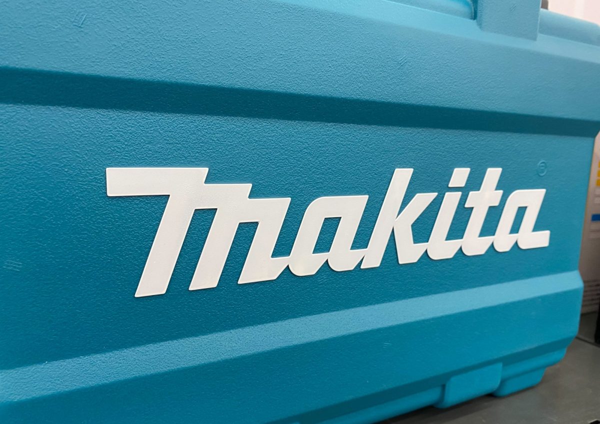 Makita-Logo auf blauem Hintergrund