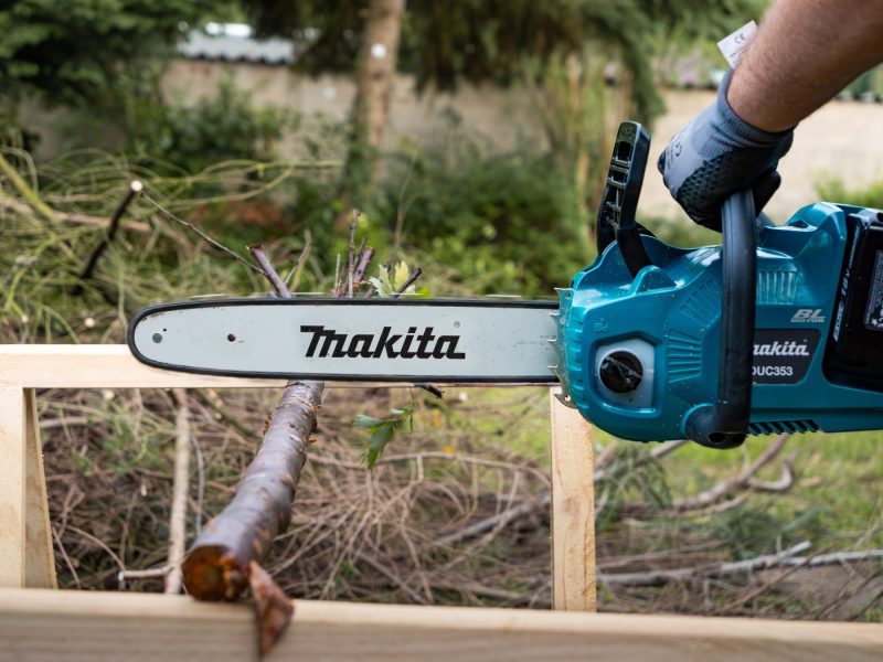 Makita-Akku-Kettensäge im Einsatz.