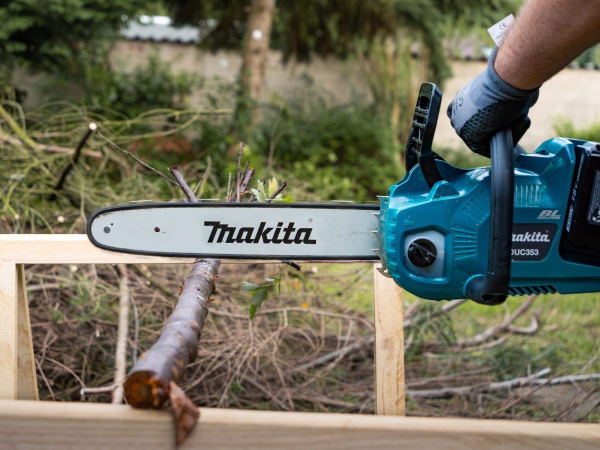 Makita-Akku-Kettensäge im Einsatz.