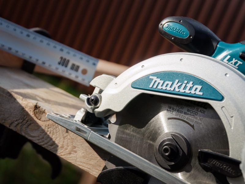 Eine Makita-Handkreissäge bei der Arbeit.