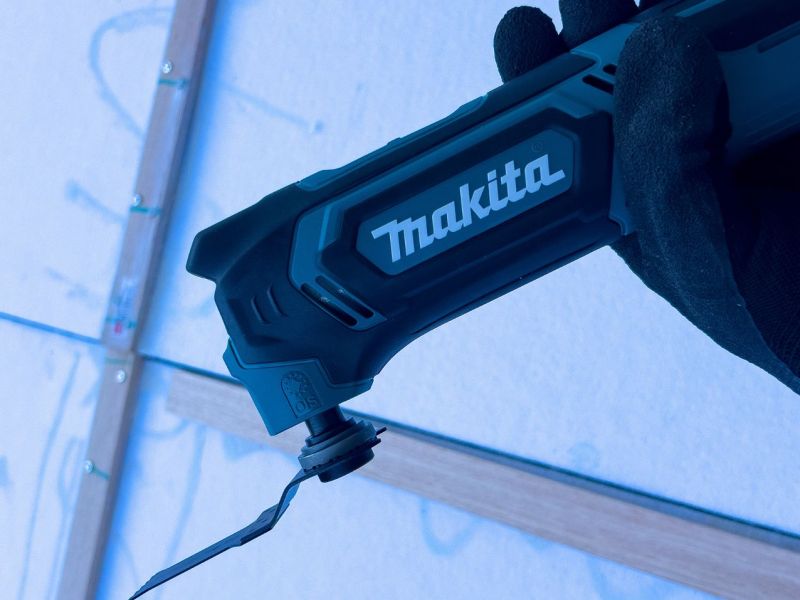 Person arbeitet mit einem Makita Multitool.