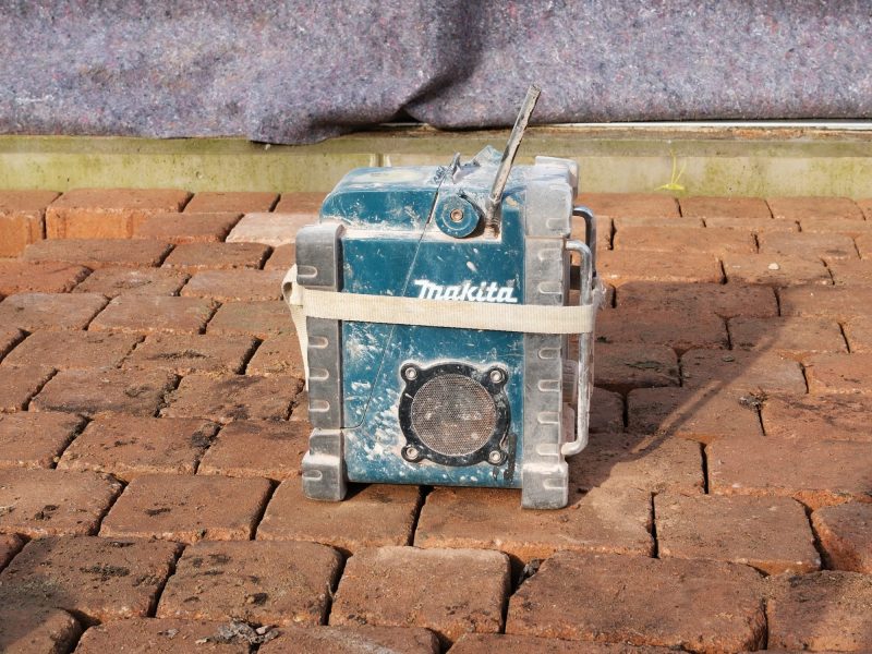 Makita-Radio auf dem Boden.