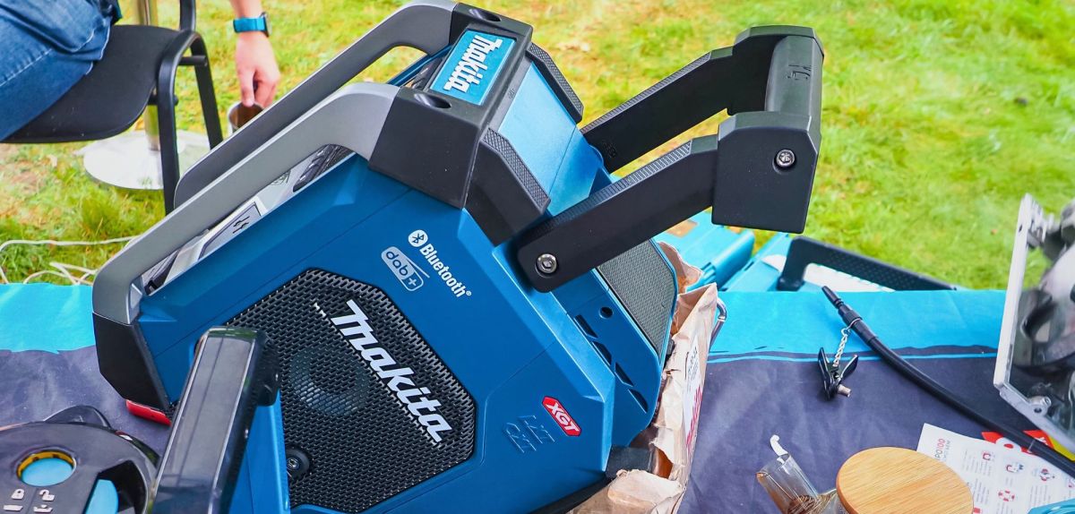 Bluetooth-Lautsprecher von Makita auf einem Tisch im Garten