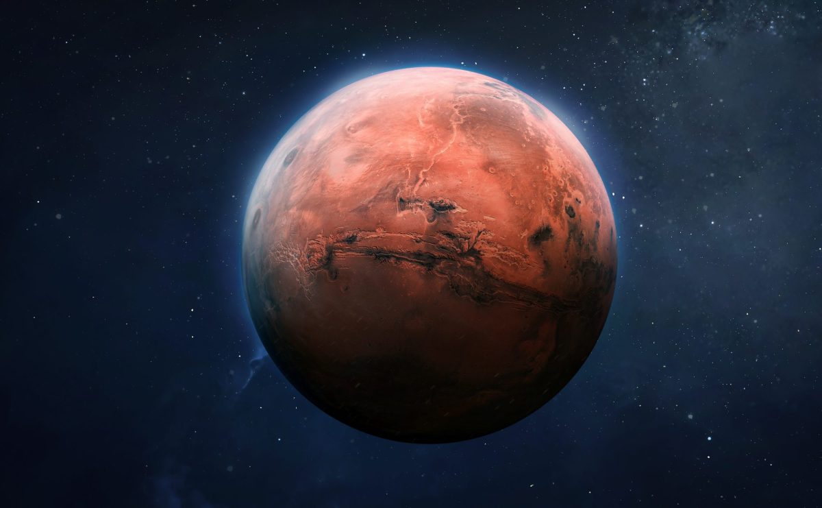 Mars vor dunklem Hintergrund.
