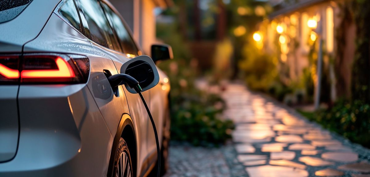 Ladekabel steckt in einem Elektroauto