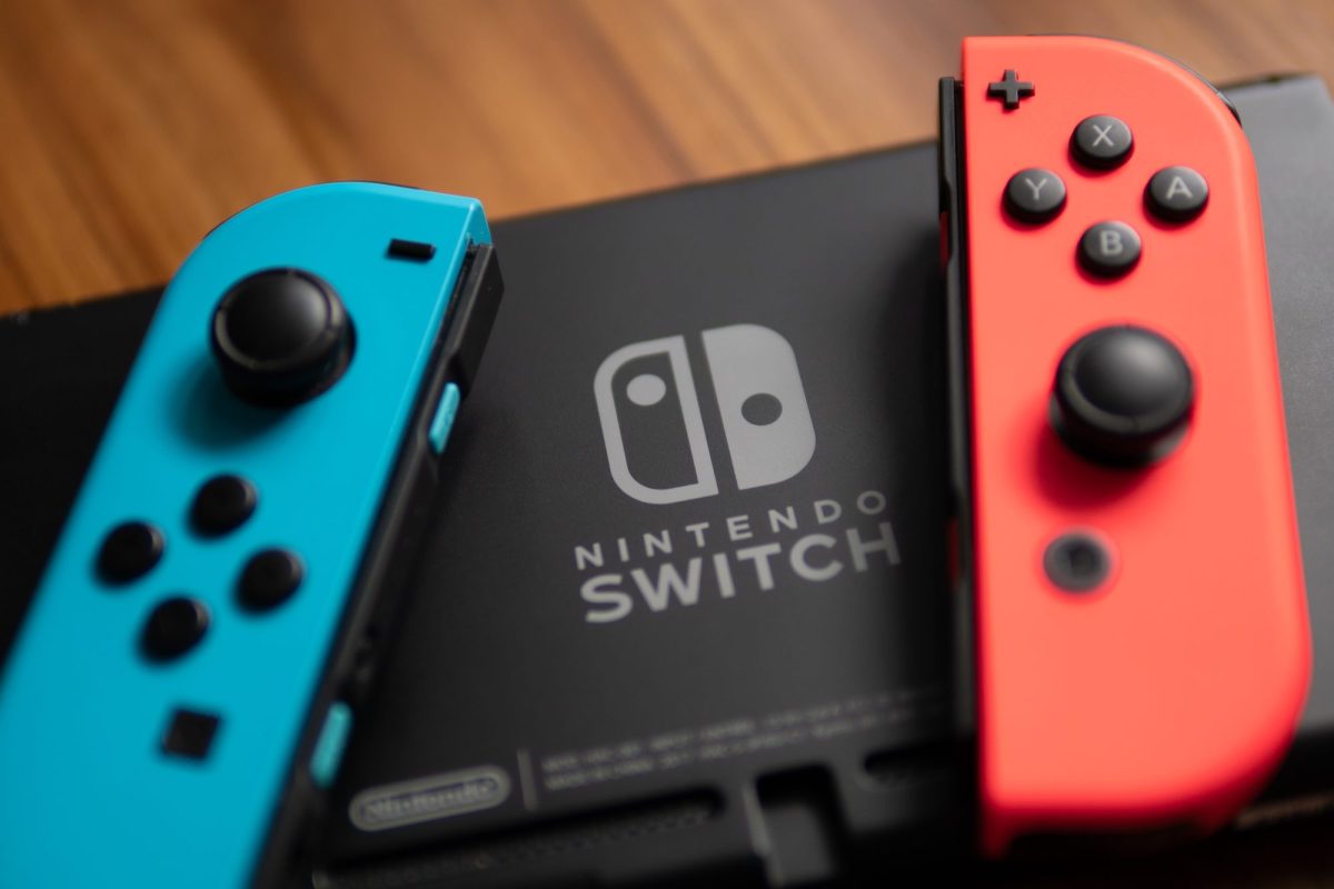 Nintendo Switch-Controller auf dem Karton der Konsole.