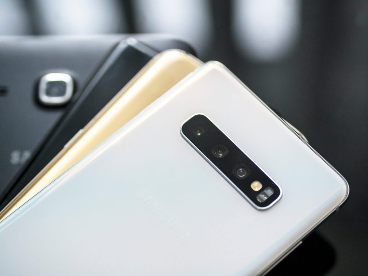 Vier verschiedene Samsung-Handys voreinander.