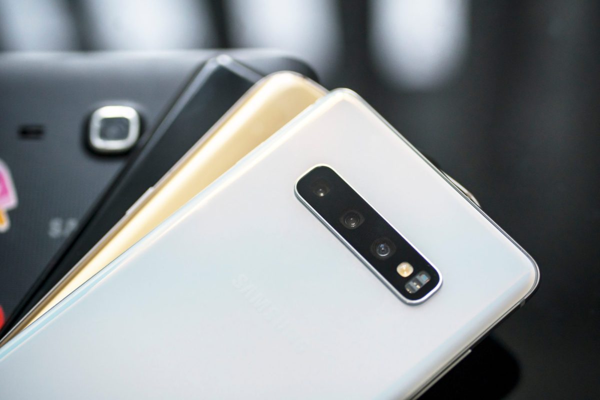 Vier verschiedene Samsung-Handys voreinander.