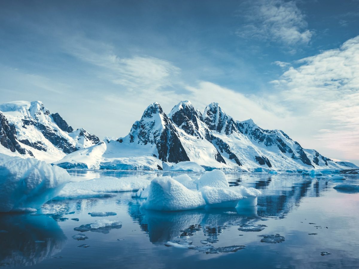 Berge der Antarktis in direkter Ansicht.
