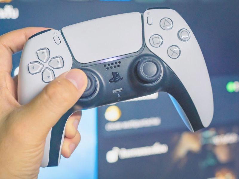 PS5-Controller in der Hand