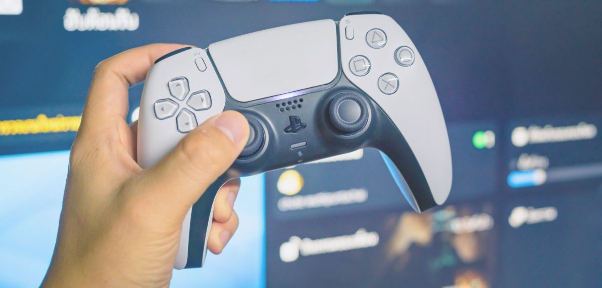 PS5-Controller in der Hand
