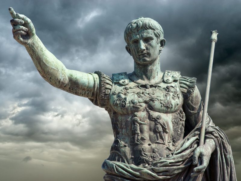 Caesar-Statue für düsterem Himmel.