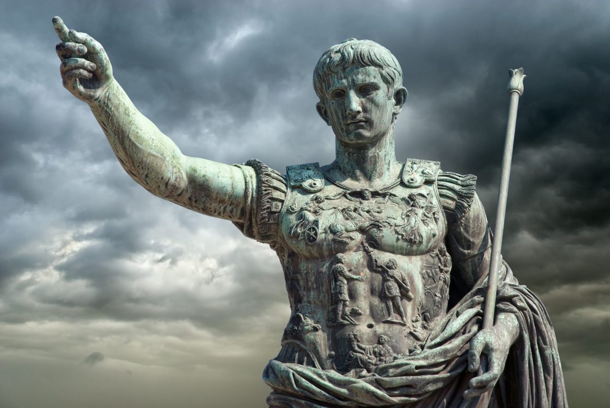 Caesar-Statue für düsterem Himmel.