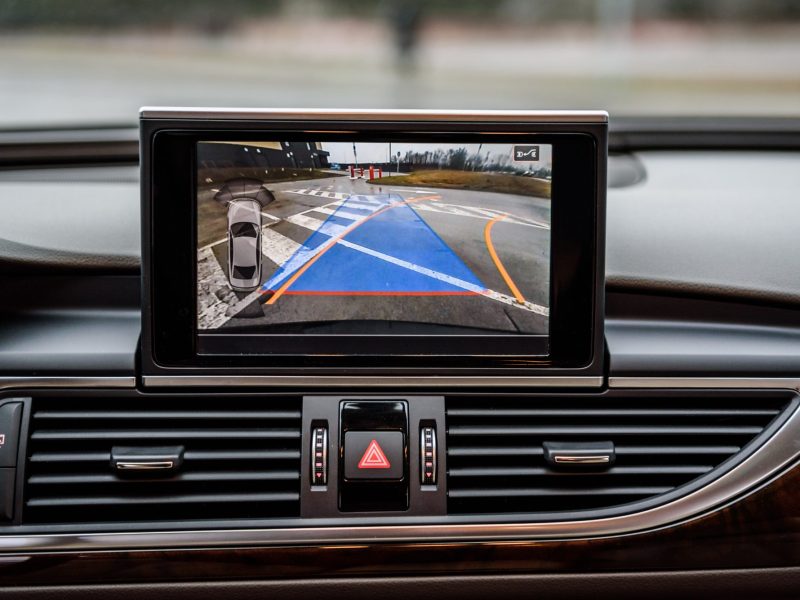 Display im Auto zeigt das Bild einer Rückfahrkamera. (Symbolbild)
