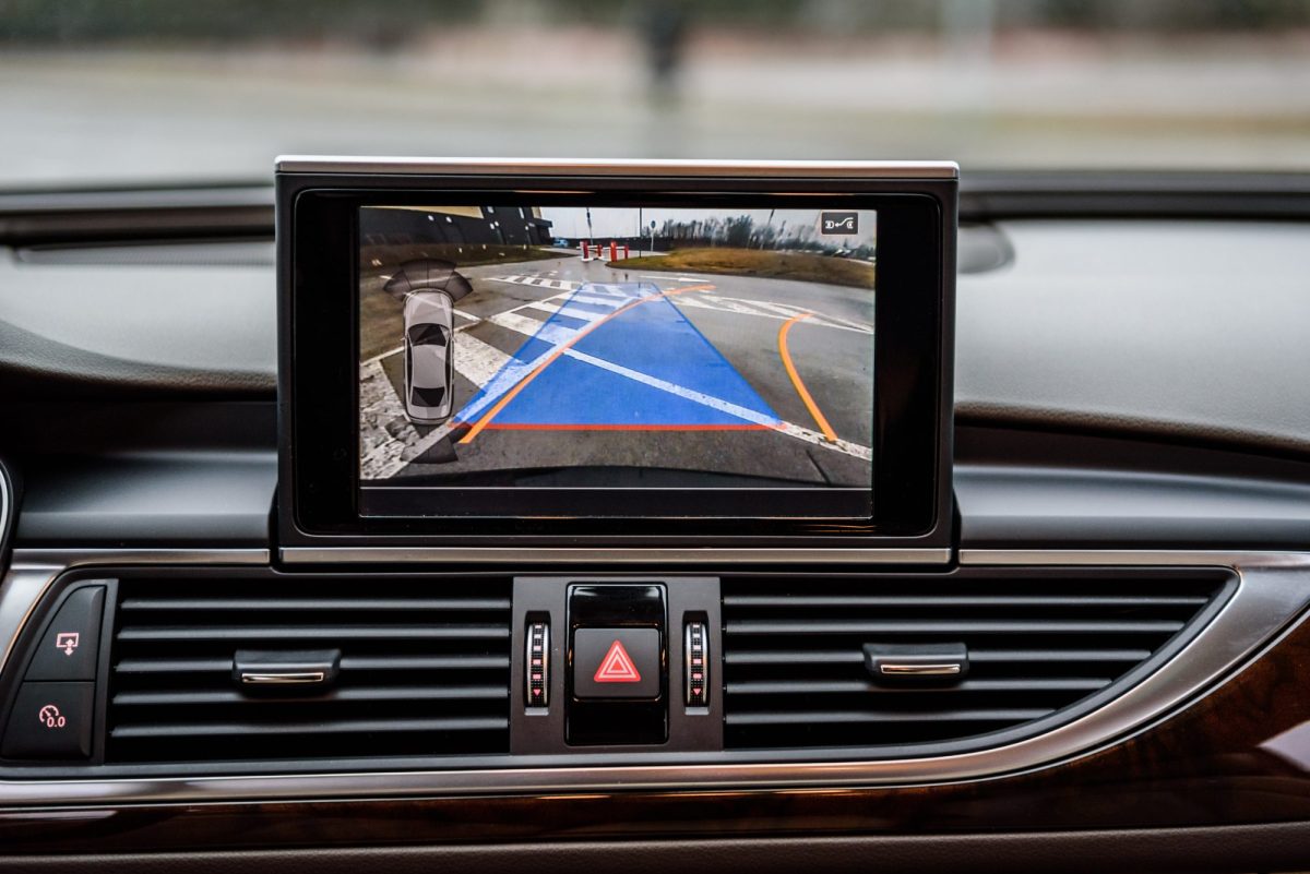 Display im Auto zeigt das Bild einer Rückfahrkamera. (Symbolbild)