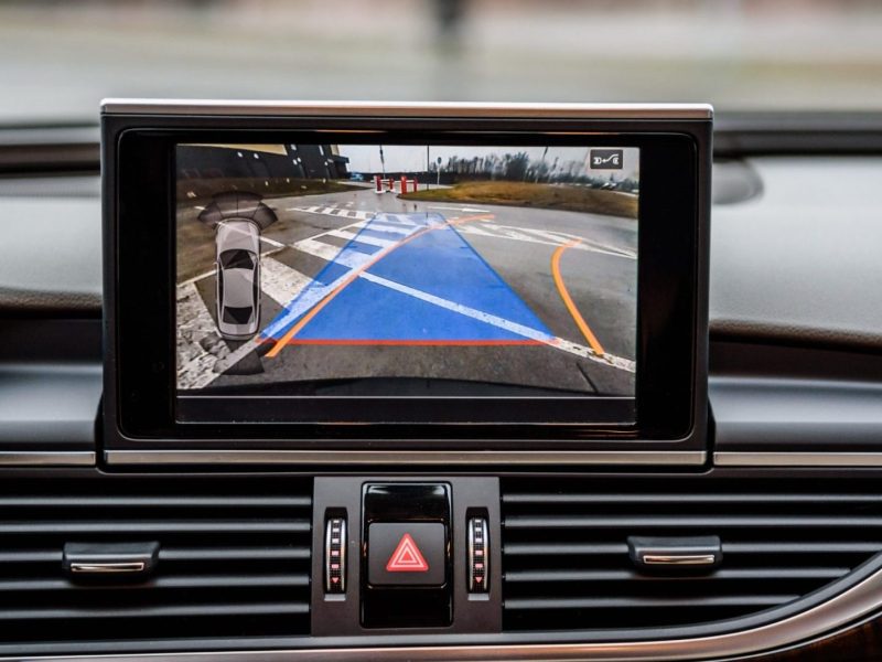 Display im Auto zeigt das Bild einer Rückfahrkamera. (Symbolbild)