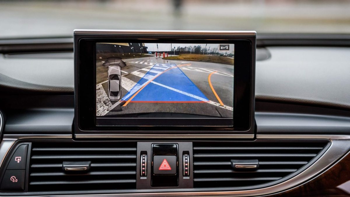 Display im Auto zeigt das Bild einer Rückfahrkamera. (Symbolbild)