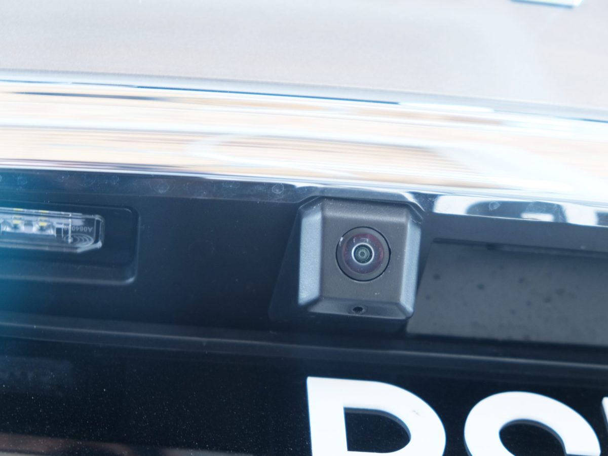 Rückfahrkamera ist an einem Auto befestigt.