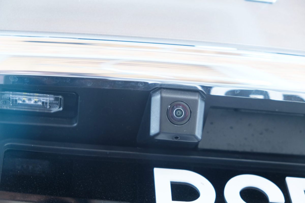 Rückfahrkamera ist an einem Auto befestigt.