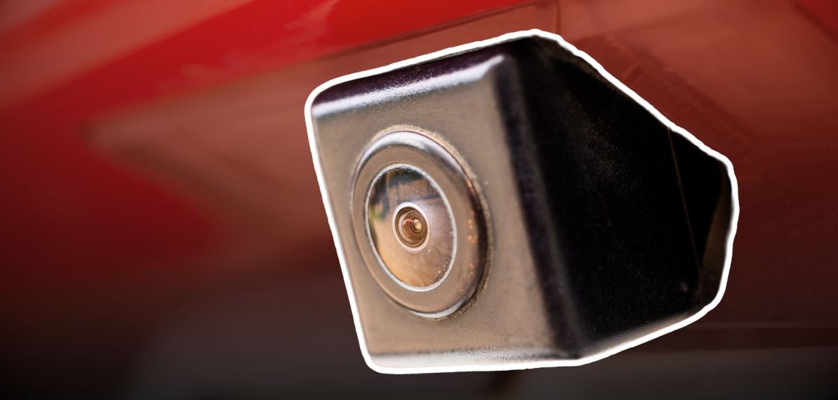 Rückfahrkamera am Heck eines roten Autos