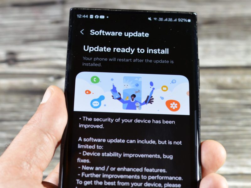 Auf einem Samsung-Handy wird ein Software-Update angezeigt.
