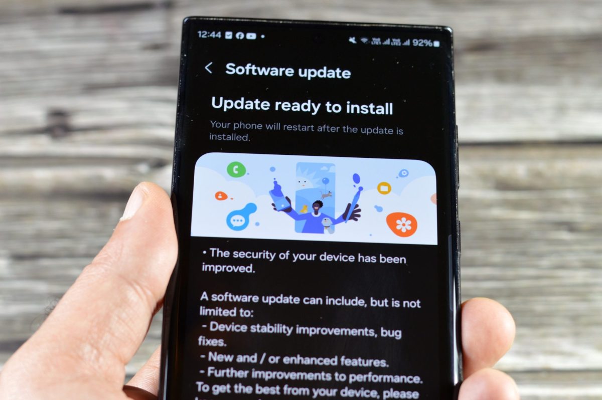 Auf einem Samsung-Handy wird ein Software-Update angezeigt.
