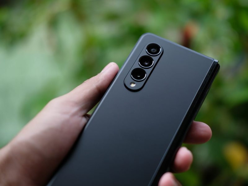 Person hält ein Samsung Galaxy Fold-Handy in der Hand.