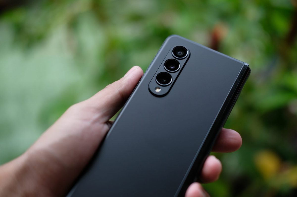 Person hält ein Samsung Galaxy Fold-Handy in der Hand.