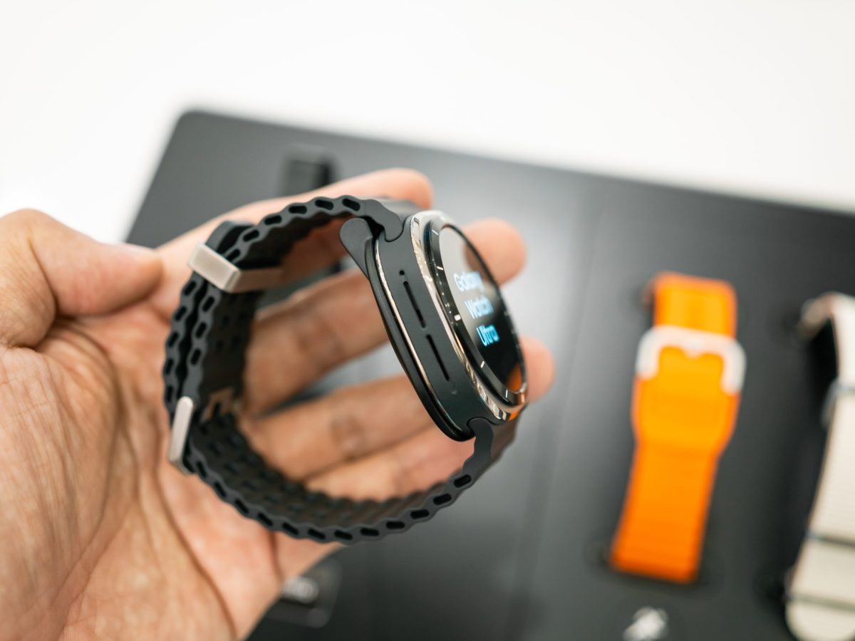 Person hält eine Samsung Galaxy Watch Ultra in der Hand.