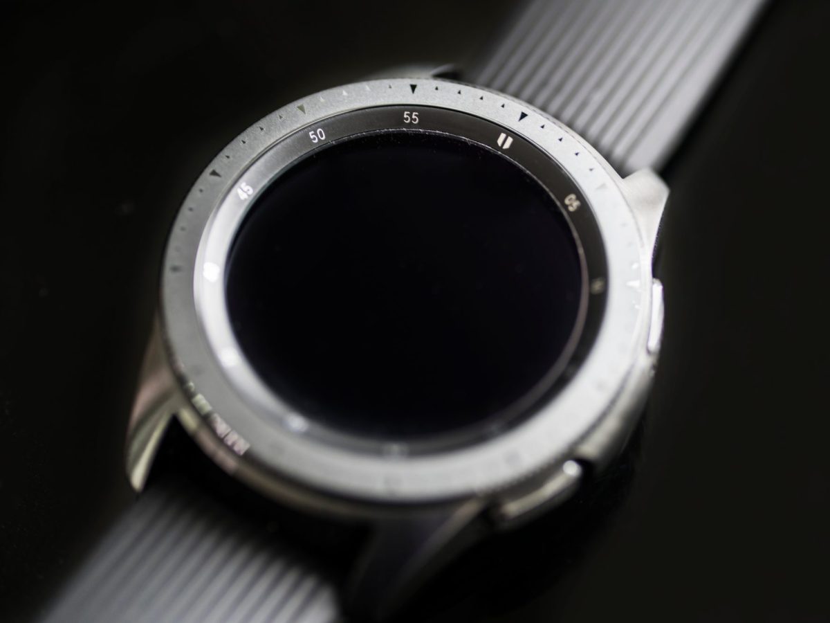 Ausgeschaltetet Samsung Galaxy Watch auf schwarzem Grund. (Symbolbild)