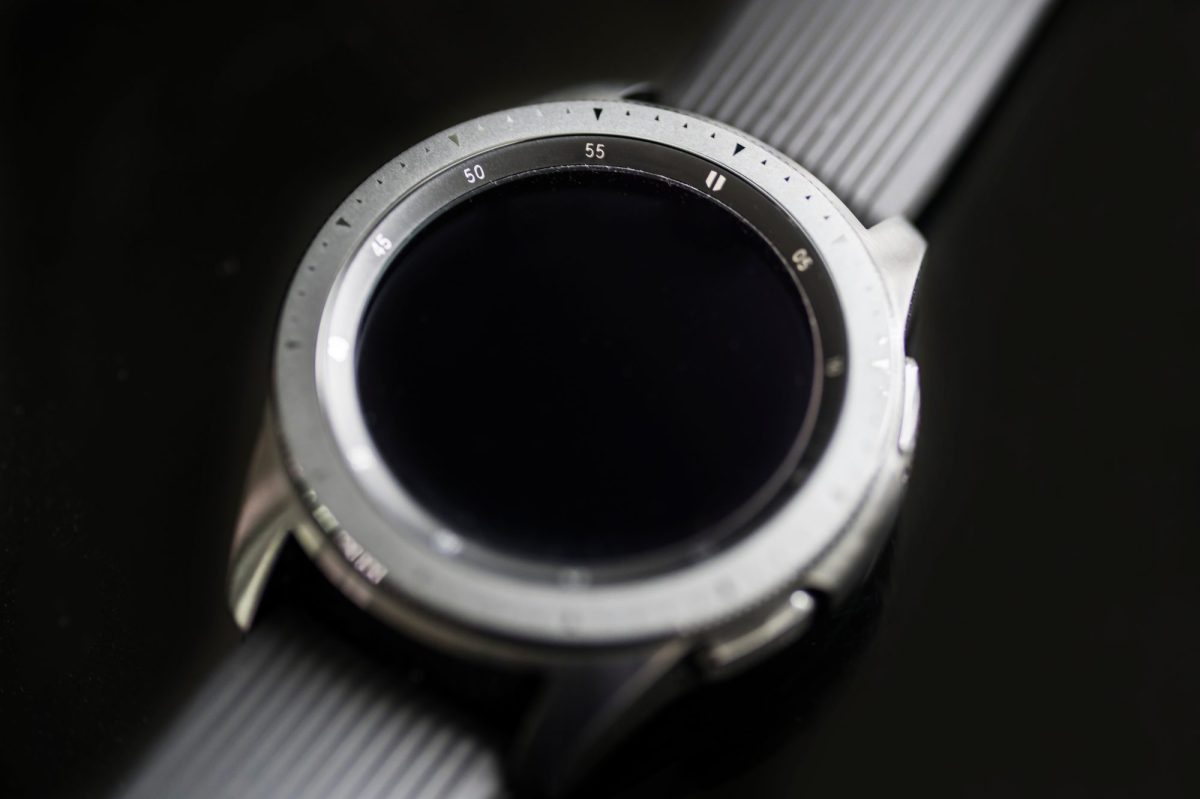 Ausgeschaltetet Samsung Galaxy Watch auf schwarzem Grund. (Symbolbild)