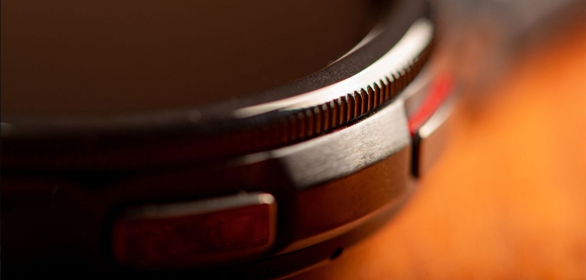 Samsung Galaxy Watch Classic in einer Detailaufnahme.