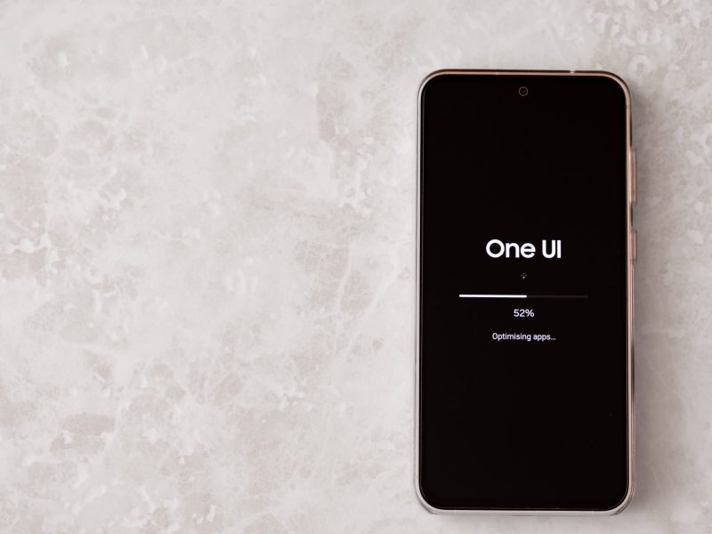 Auf einem Handy wird ein One UI-Update durchgeführt.