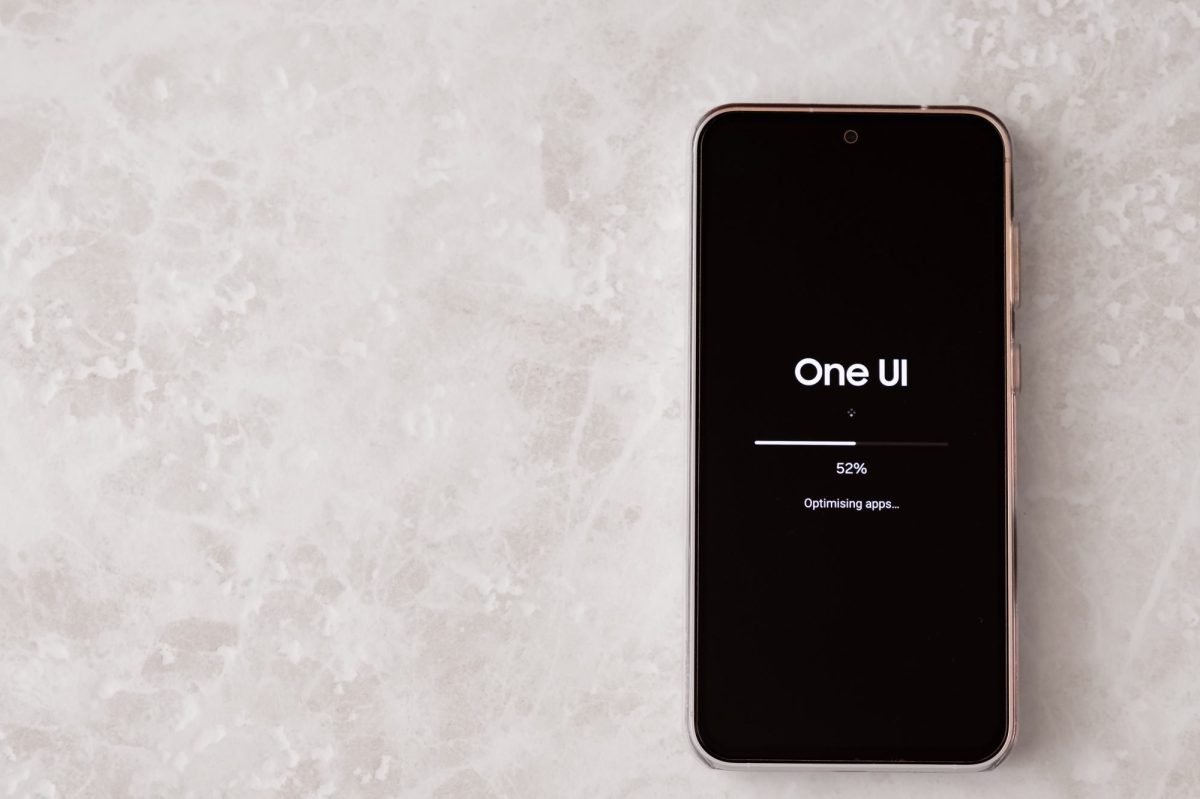 Auf einem Handy wird ein One UI-Update durchgeführt.