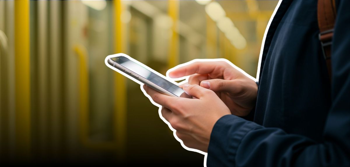 Person hält ein Smartphone