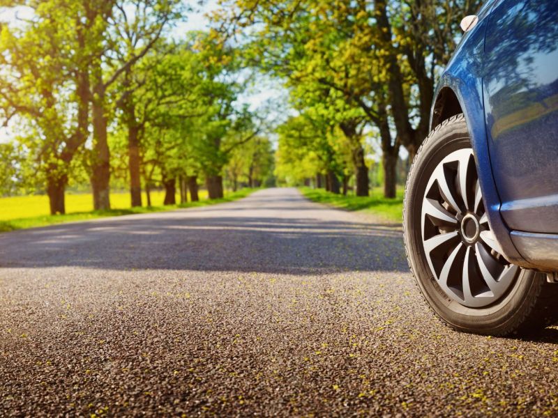 Sommerreifen an einem Auto auf einer Landstraße