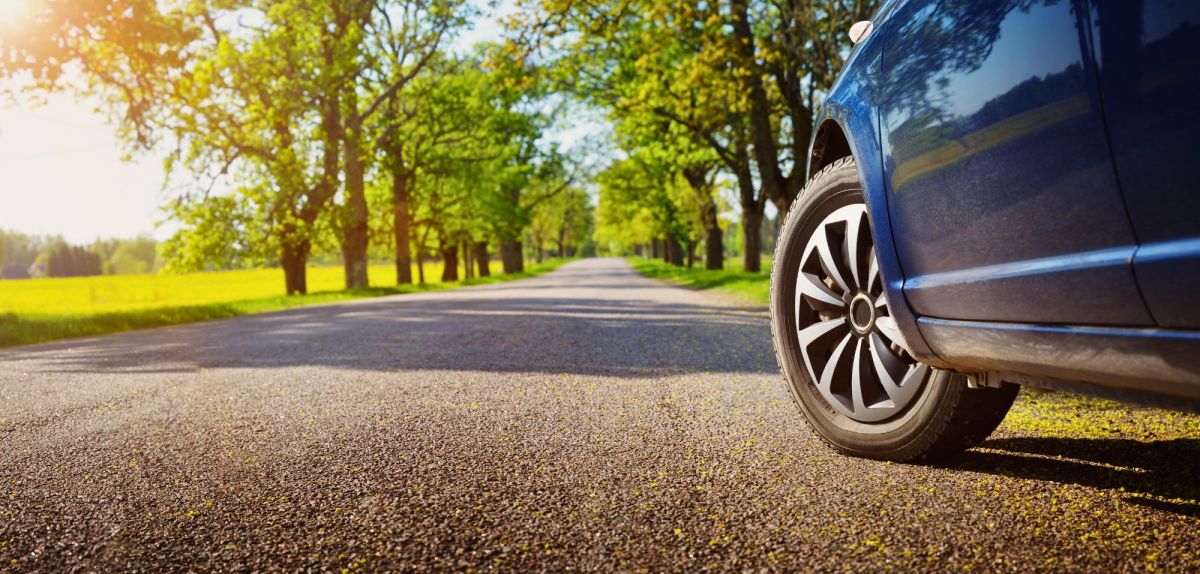 Sommerreifen an einem Auto auf einer Landstraße