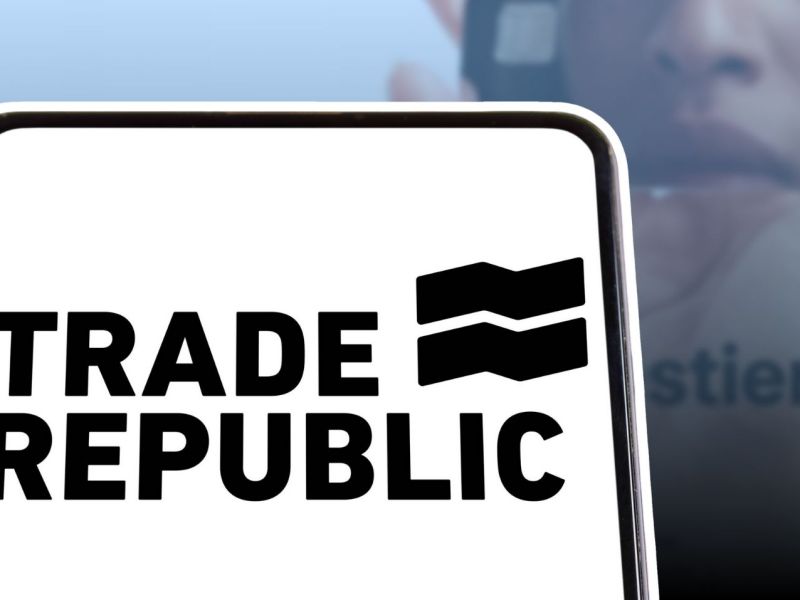 Trade Republic-Logo auf einem Smartphone.