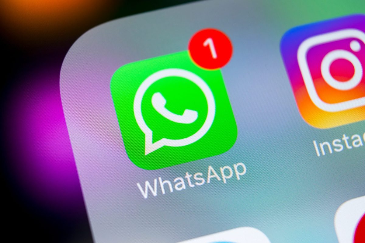 WhatsApp-Icon auf einem Handy. Eine rote Eins markiert eine neue Nachricht.
