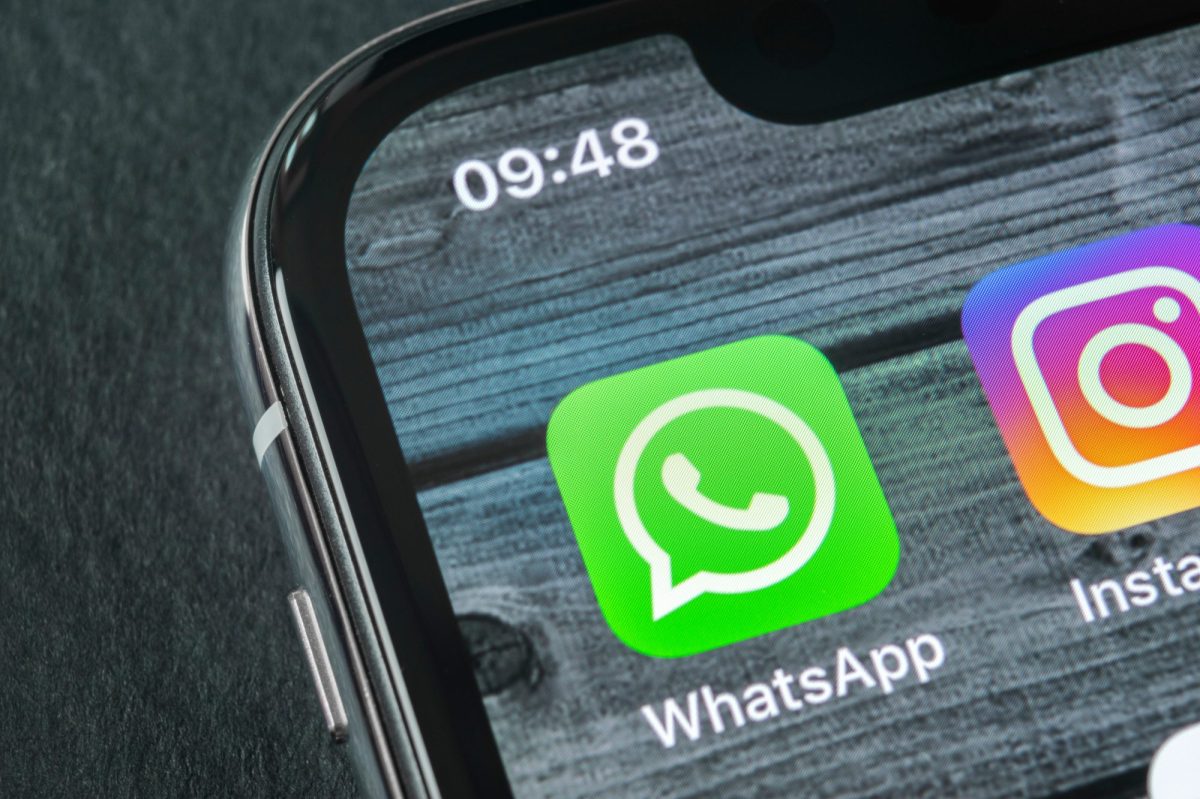 WhatsApp-Icon auf einem Handy.