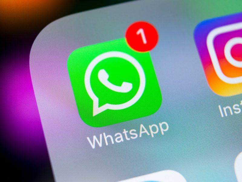 WhatsApp-Symbol auf einem Handybildschirm.