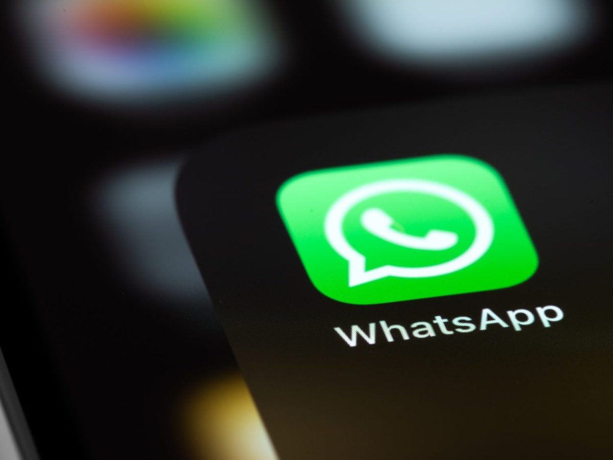 WhatsApp-Icon auf einem Handybildschirm.