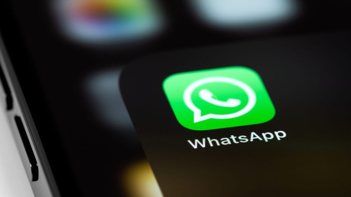 WhatsApp-Icon auf einem Handybildschirm.