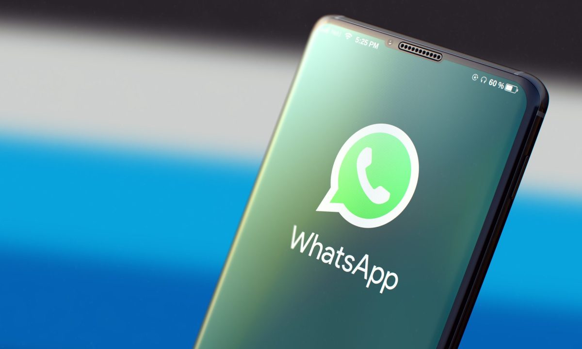 WhatsApp-Logo auf einem Smartphone-Display.