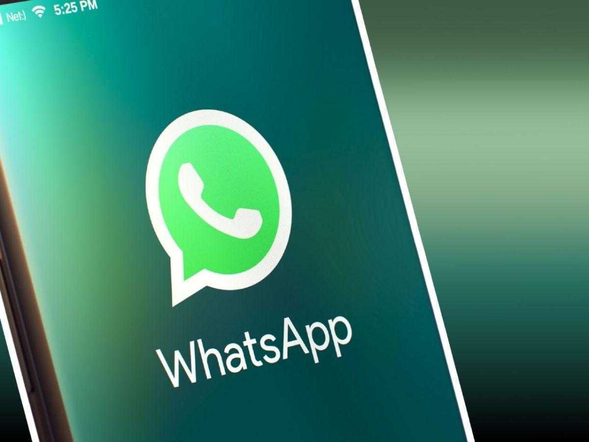 WhatsApp-Logo auf einem Smartphone.