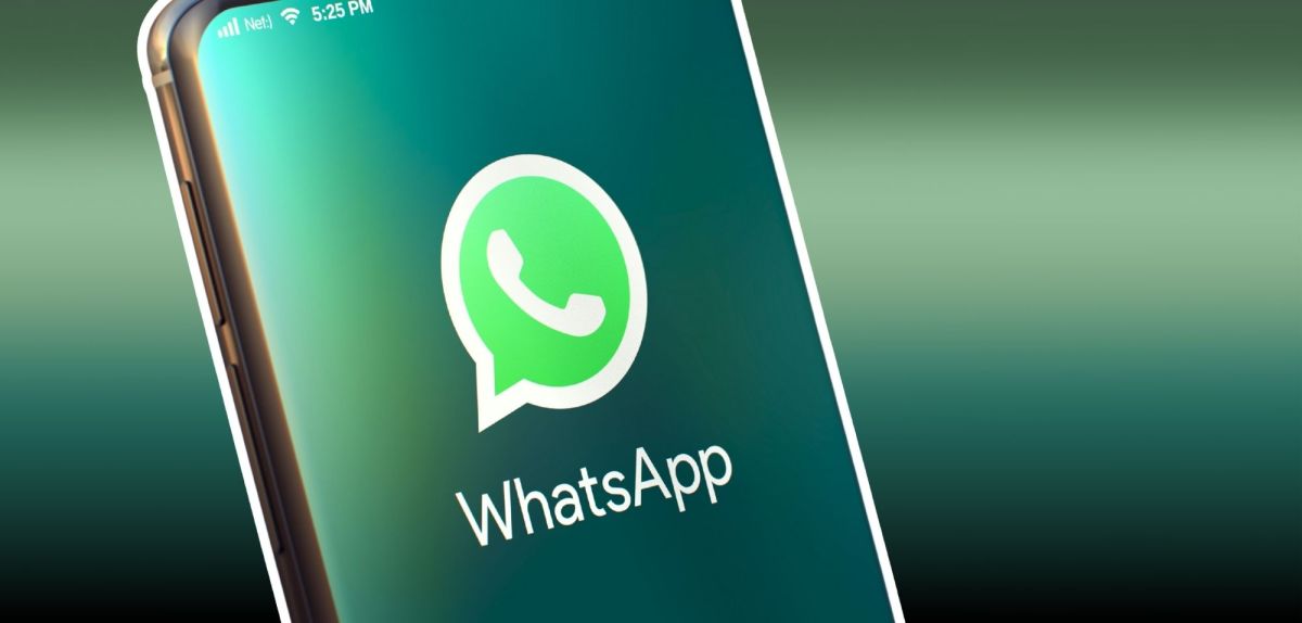 WhatsApp-Logo auf einem Smartphone.