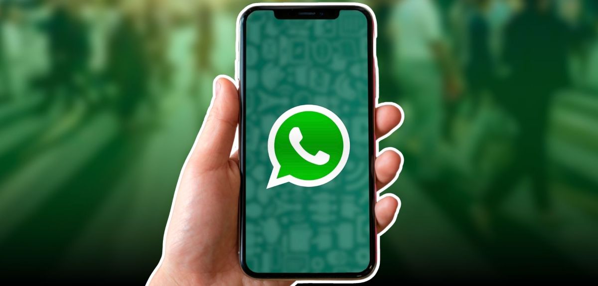 WhatsApp-Logo auf einem Smartphone