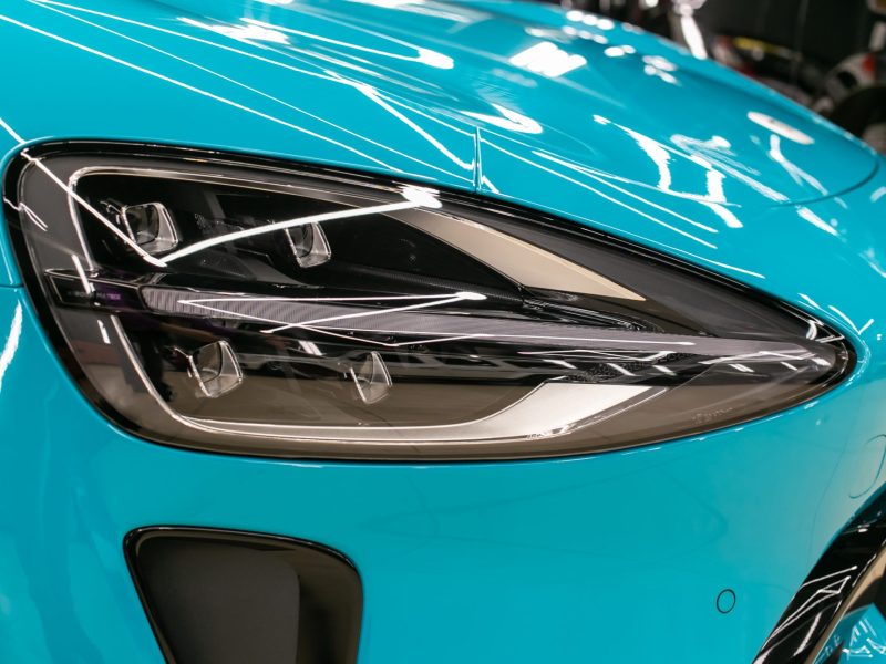 Detailaufnahme eines Elektroautos von Xiaomi.